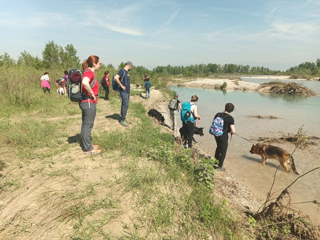 Soci e cani del Branco in escursione lungo il fiume